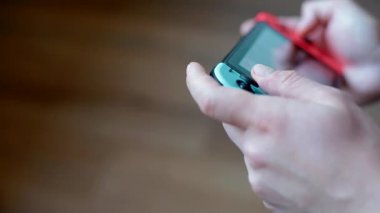 Nintendo Switch üzerinde oynarken ame genç adam