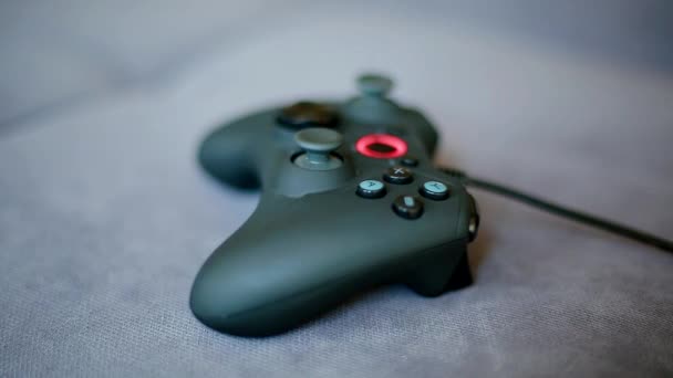 Junger Mann spielt auf Controller — Stockvideo