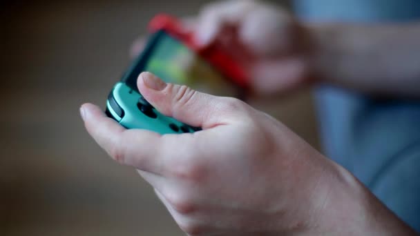 Ung man spelar spel på Nintendo Switch — Stockvideo