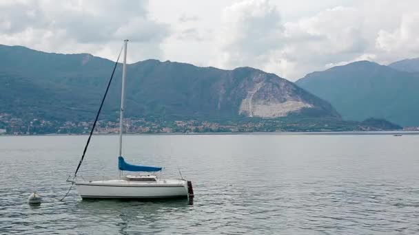 Pequeño yaht en Lago Maggiore . — Vídeo de stock