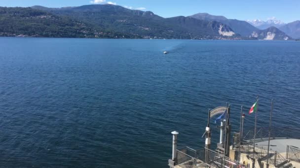 Άποψη της λίμνης Λάγκο Ματζιόρε από Santa Caterina Μονή — Αρχείο Βίντεο