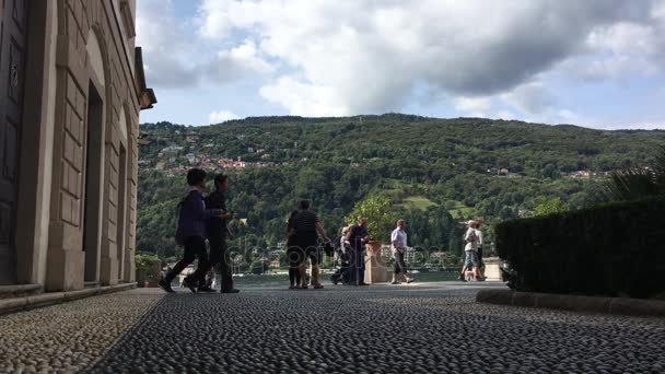 Stresa, Itálie - 13 září 2017: lidí, kteří jdou na Isola Bella poblíž Borromeo Palace — Stock video