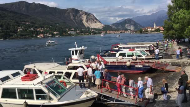 स्ट्रैसा, इटली 13 सितंबर 2017: पर्यटक जहाज पर चढ़ते हैं — स्टॉक वीडियो
