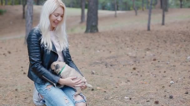Mujer blanca jugando con cachorro al aire libre — Vídeo de stock
