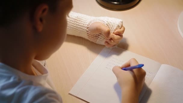 Bianco ragazzo facendo la sua città natale — Video Stock