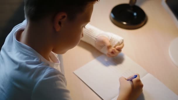 Blanke jongen doet zijn hometask — Stockvideo