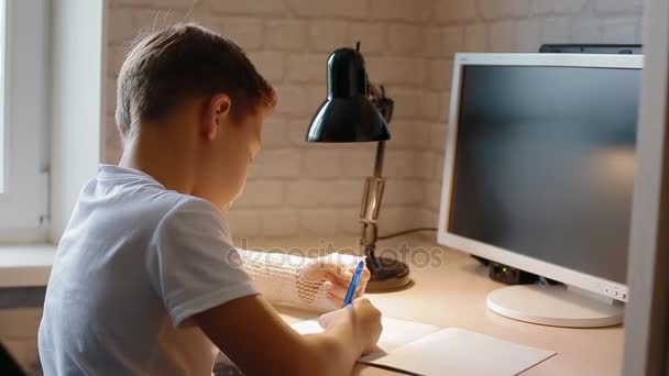 Bianco ragazzo facendo la sua città natale — Video Stock