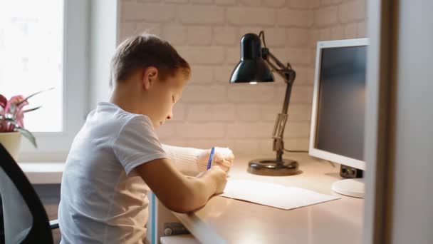 Chico blanco haciendo su tarea hogareña — Vídeos de Stock