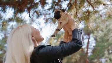 Beyaz kadın köpek pug kadar savurma