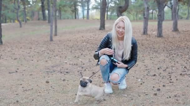 Mujer blanca jugando con cachorro al aire libre — Vídeos de Stock
