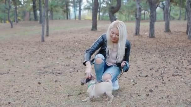 Weiße Frau spielt mit Welpe im Freien — Stockvideo