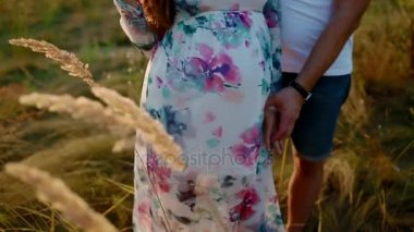 Hamile beyaz kadın kocası ile poz