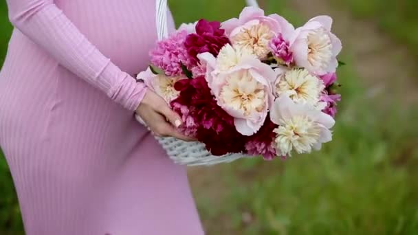 Bella donna incinta con cesto di peonia — Video Stock