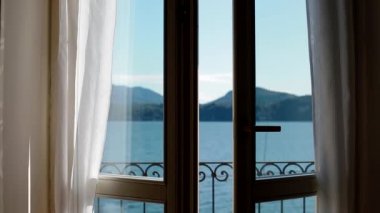Lago Maggiore 'un pencereyi açarken görüntüsü