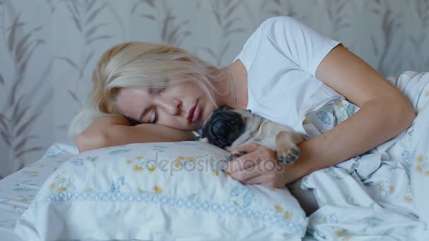 Weiße Frau streichelt den Welpen Mops — Stockvideo