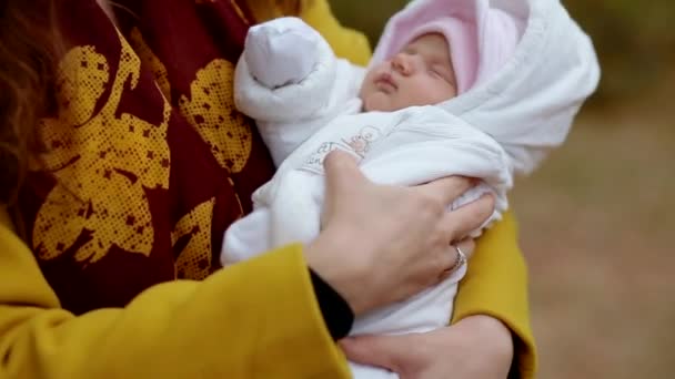 Jonge witte vrouw met een pasgeboren baby op haar handen — Stockvideo