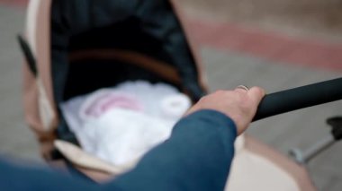 Liitle Baby Bebek arabası içinde tutan adam