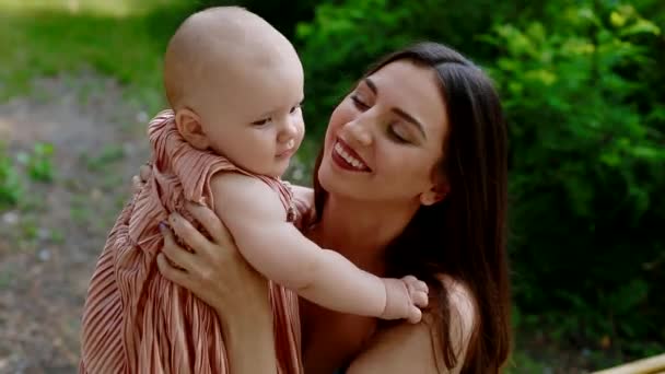 Mère jouant avec sa petite fille . — Video