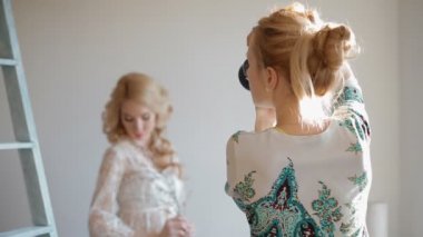 Model poz için fotoğrafçı Studio