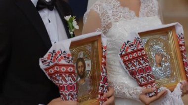 Gelin ve damat kilisede evlenmek