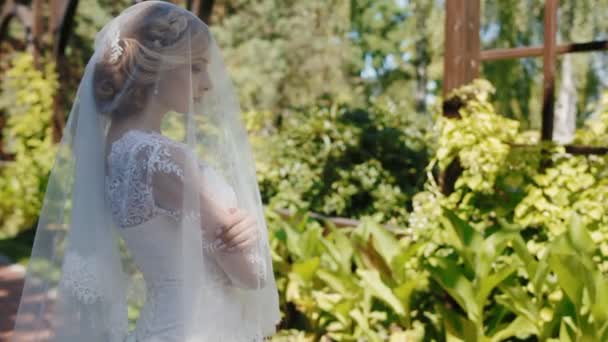 Portré, fiatal kaukázusi menyasszony a kertben — Stock videók