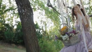 Genç kadın sit salıncak ve sallanmak