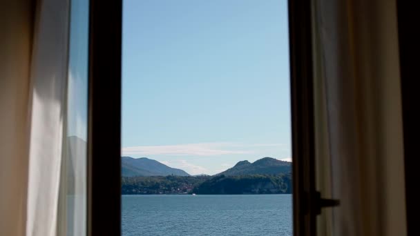 Pohled na Lago Maggiore přes zavírací okno. — Stock video