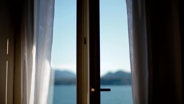 Vue de Lago Maggiore par la fenêtre d'ouverture — Video