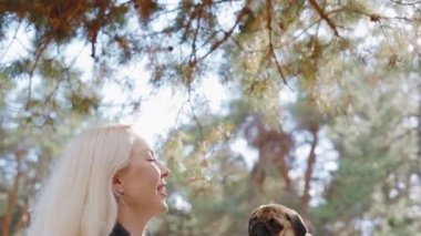 Beyaz kadın köpek pug kadar savurma