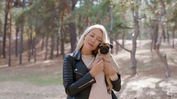 White woman pet the puppy pug — Stock Video