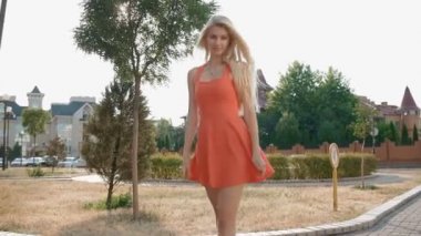 Güzel kız poz açık kamera önünde