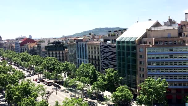 Barcelona, Spanyolország - 2017 május: Kilátás nyílik a városra, a ház Mila — Stock videók
