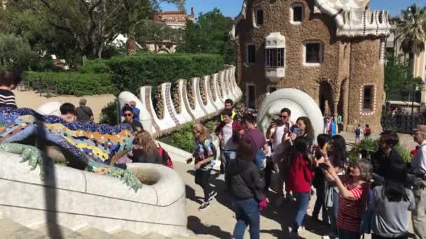 BARCELONA, ESPAÑA - MAYO 2017: la gente toma fotos cerca del símbolo del lagarto barcelonés decorado con mosaico — Vídeo de stock