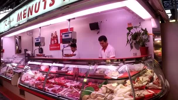 Barcelona, Spanje - mei 2017: Vlees winkel werknemers in de Boquer een segment van de markt het product — Stockvideo