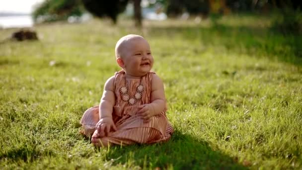 Retrato de la niña sentada en la hierba — Vídeo de stock