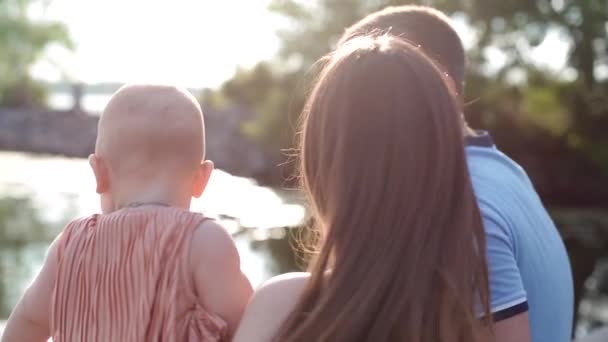 Giovane famiglia con bambino vicino al fiume — Video Stock