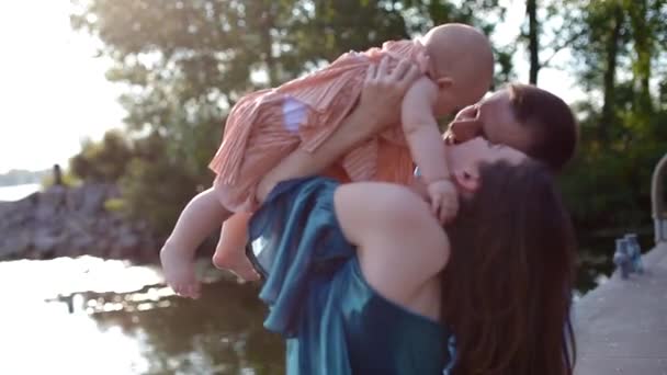 Jong gezin met klein kind in de buurt van de rivier — Stockvideo