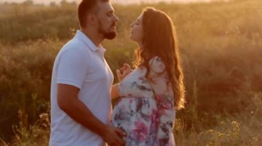 Kocası alanında olan hamile kadın.