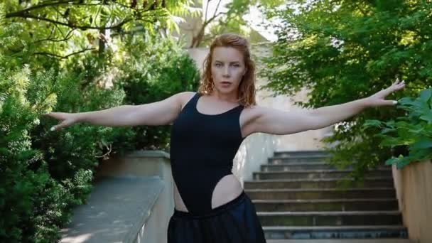 Mujer haciendo ejercicio soportando al aire libre — Vídeo de stock