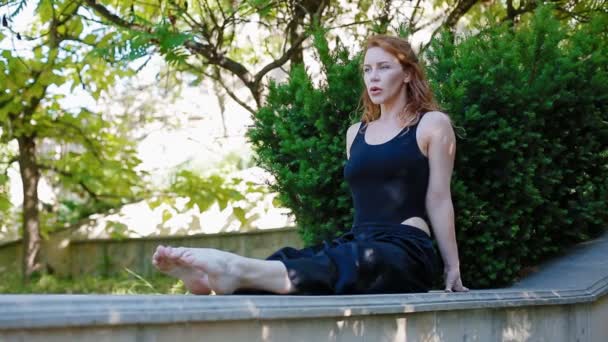 屋外でベアリング運動をしている女性 — ストック動画