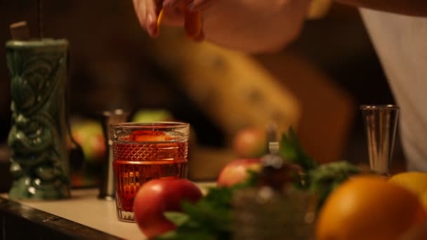 Barman afwerking maken cocktail. — Stockvideo