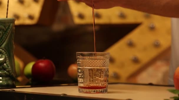 De barman die een alcoholische cocktail zoent — Stockvideo