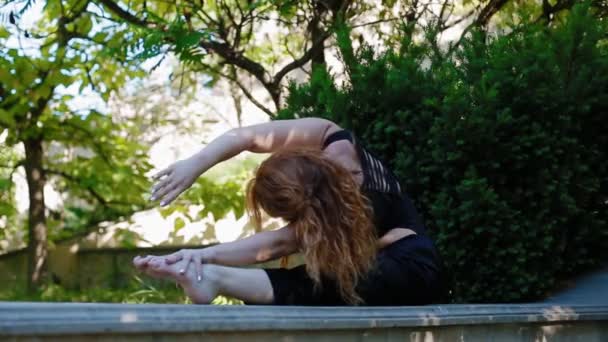 Femme faisant l'exercice de roulement à l'extérieur — Video