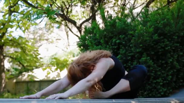 Woman Doing Bearhing Exercise Outdoors Red Haired Caucasian Coach Making — Stock Video