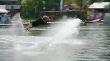 Kyiv, Ukrayna - 27 Temmuz 2019: Wakeboard takla atıyor
