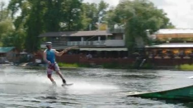 Kyiv, Ukrayna - 27 Temmuz 2019: Rampada zıplayan Wakeboardcu