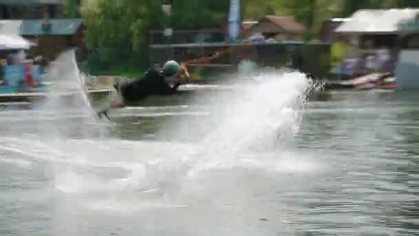 Kiev, Oekraïne - 27 juli 2019: Wakeboarder maakt een sprong met een flip — Stockvideo