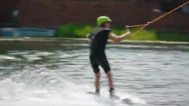 Kiev, Oekraïne - 27 juli 2019: Wakeboarder maakt een schans springen in het water, staat op en blijft rijden — Stockvideo