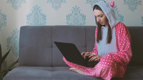 Jonge vrouw in grappige pyjama werken vanuit huis — Stockvideo