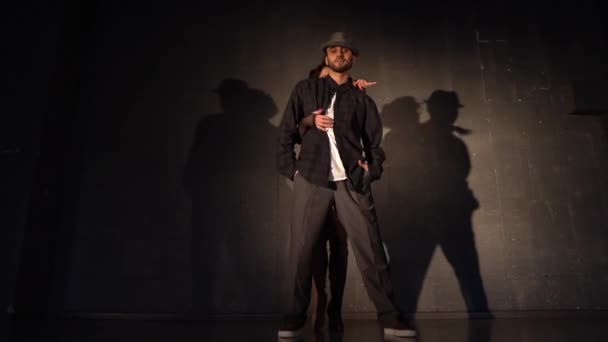 熟练的舞蹈演员在试镜时在演播室舞台上表演嘻哈 — 图库视频影像